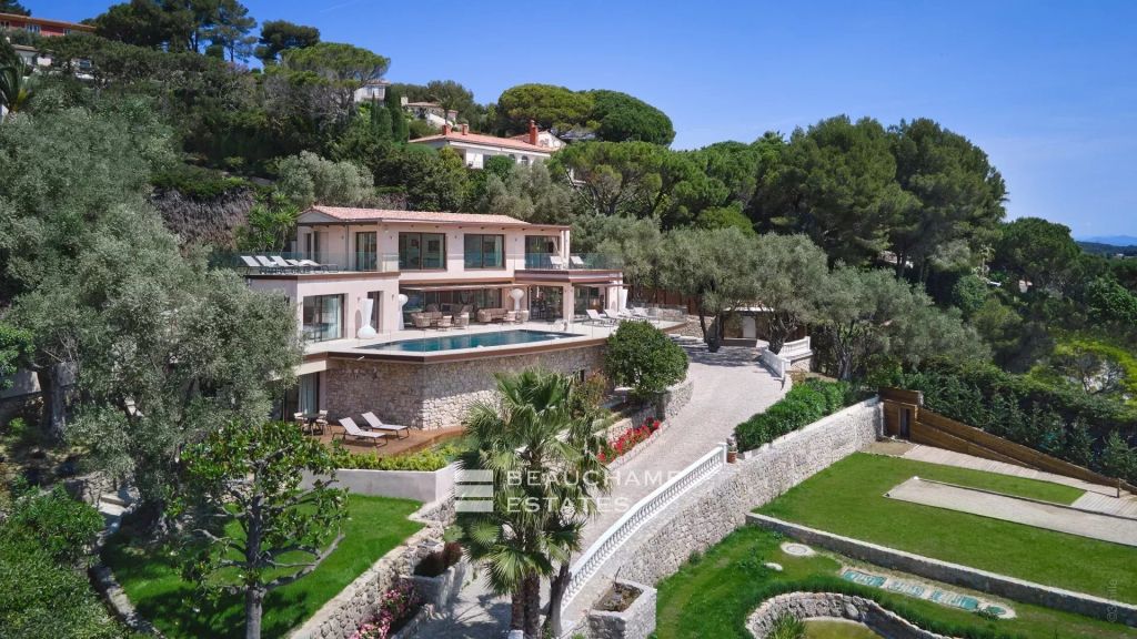 Contemporary villa with 8 bedrooms within walking distance of Mougins Village