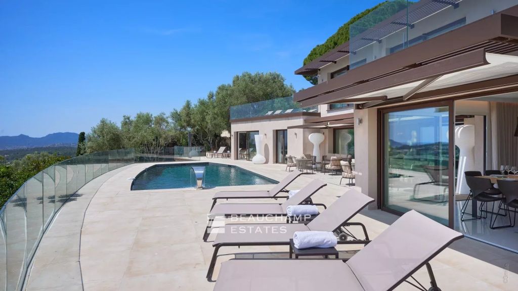 Contemporary villa with 8 bedrooms within walking distance of Mougins Village