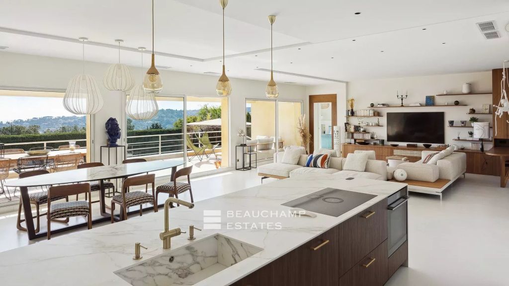 Contemporary villa with panoramic sea view