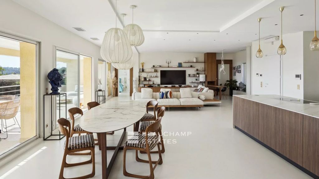 Contemporary villa with panoramic sea view