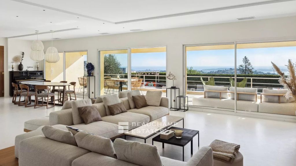 Contemporary villa with panoramic sea view