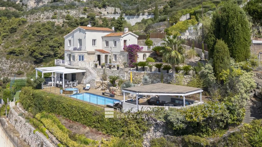 Contemporary villa with panoramic sea view