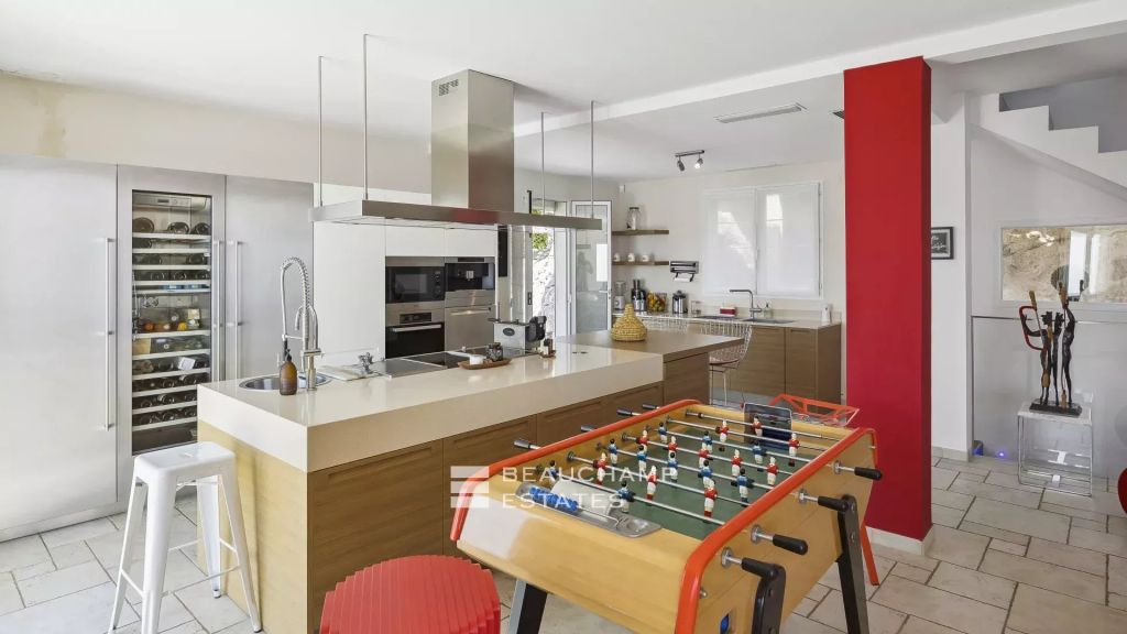 Contemporary villa with panoramic sea view