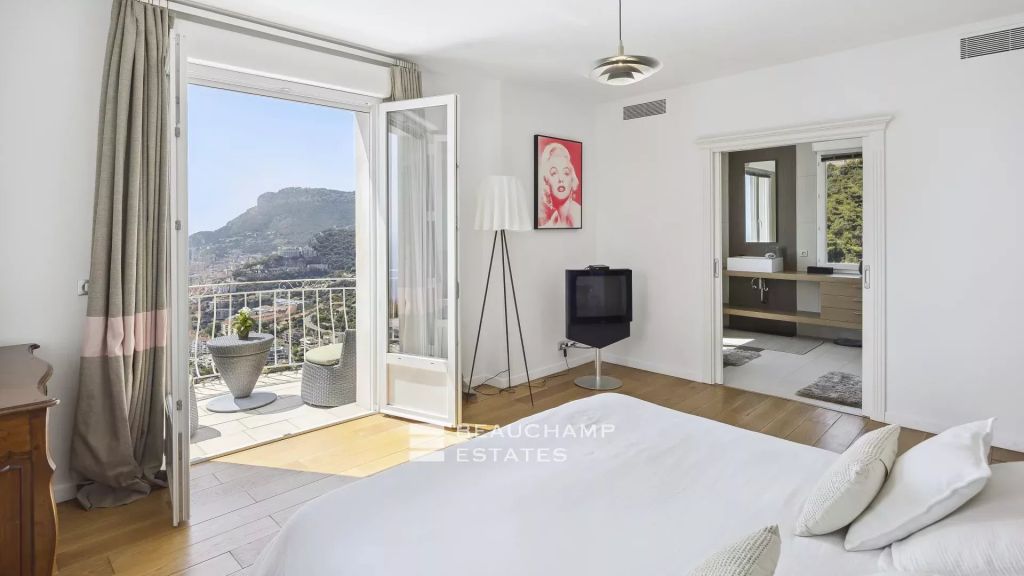 Contemporary villa with panoramic sea view