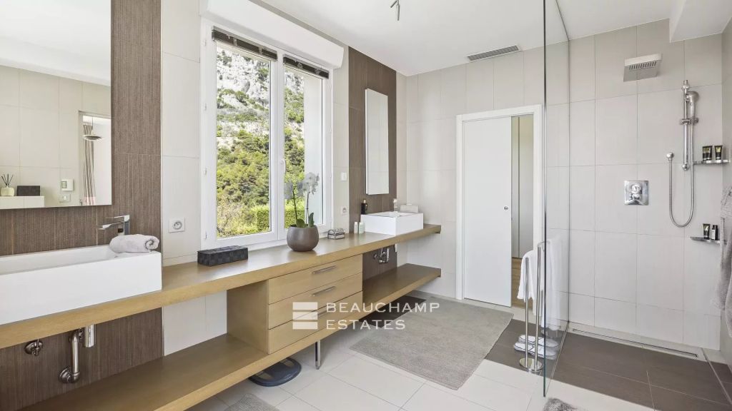 Contemporary villa with panoramic sea view