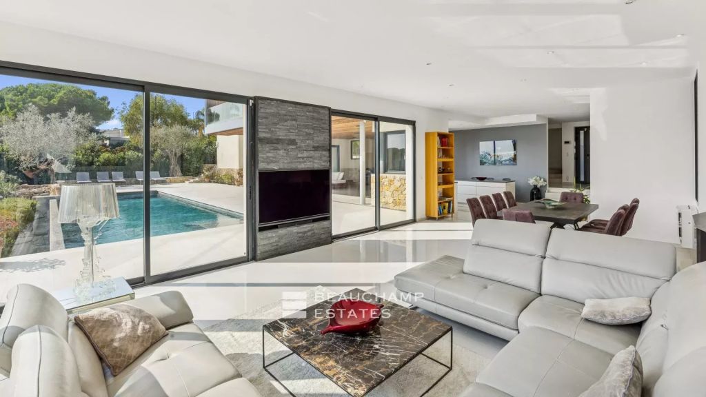 Contemporary villa with pool and sea view – Mougins