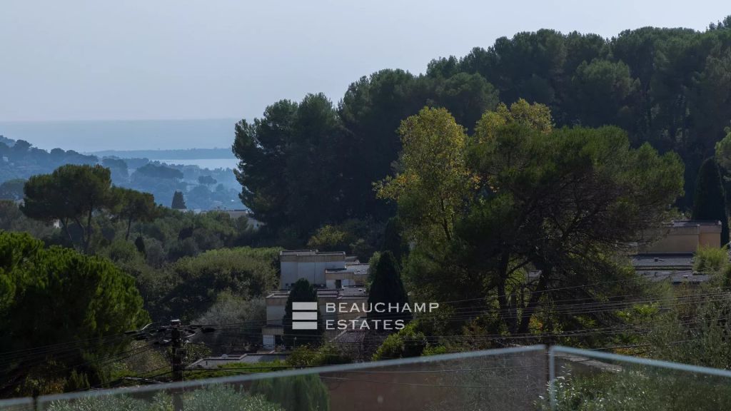 Contemporary villa with pool and sea view – Mougins