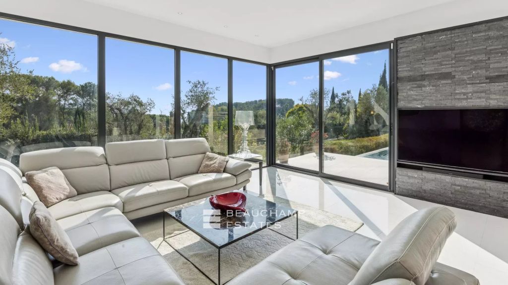 Contemporary villa with pool and sea view – Mougins
