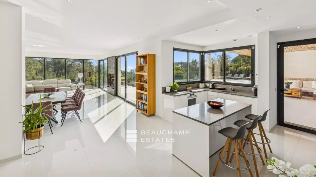 Contemporary villa with pool and sea view – Mougins