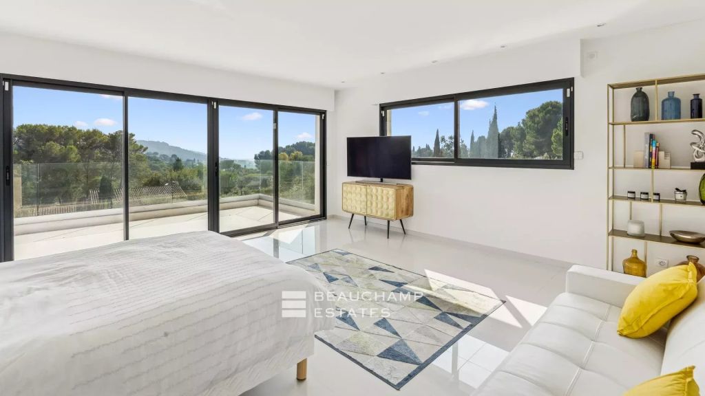 Contemporary villa with pool and sea view – Mougins