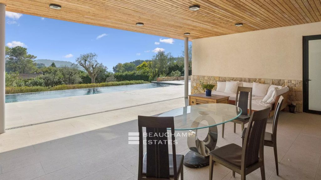 Contemporary villa with pool and sea view – Mougins