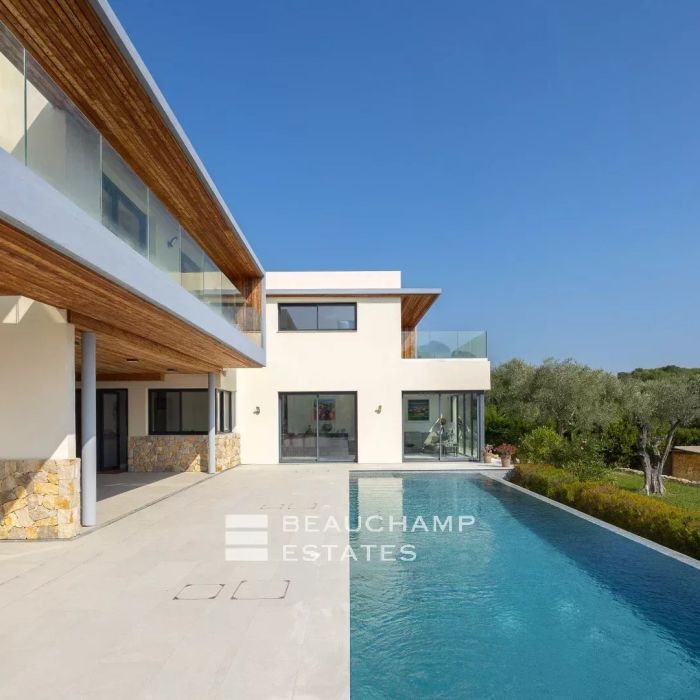 Contemporary villa with pool and sea view – Mougins