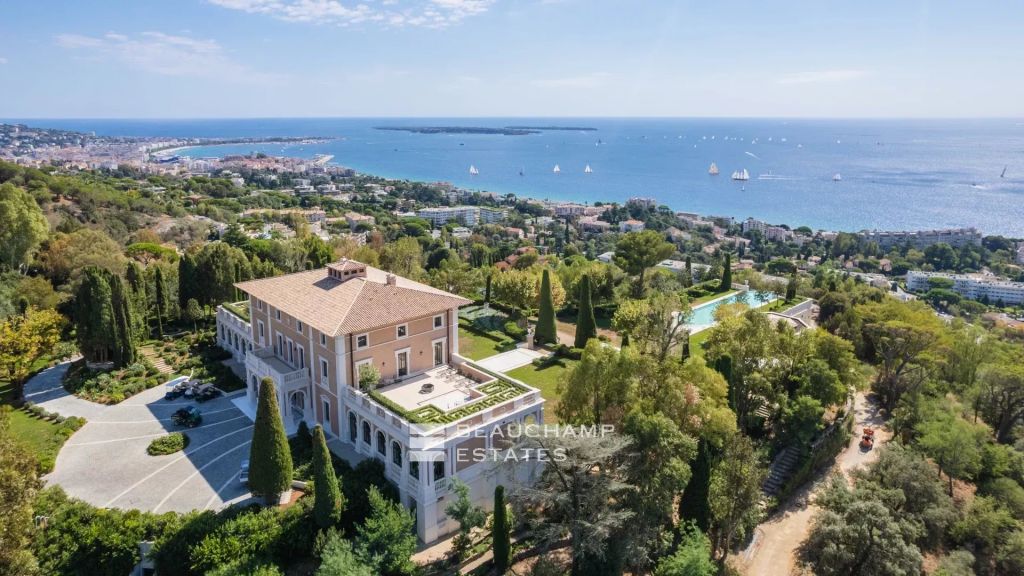 Croix des Gardes Castle with a panoramic sea view