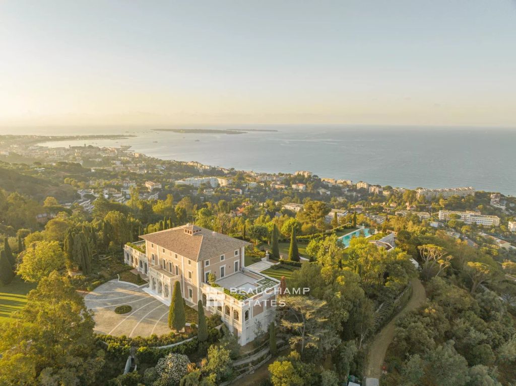 Croix des Gardes Castle with a panoramic sea view