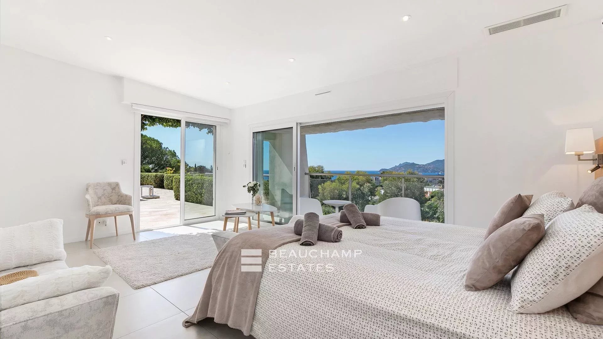 Croix des Gardes Villa Contemporaine 6 chambres Croix des Gardes Contemporary Villa with 6 bedrooms