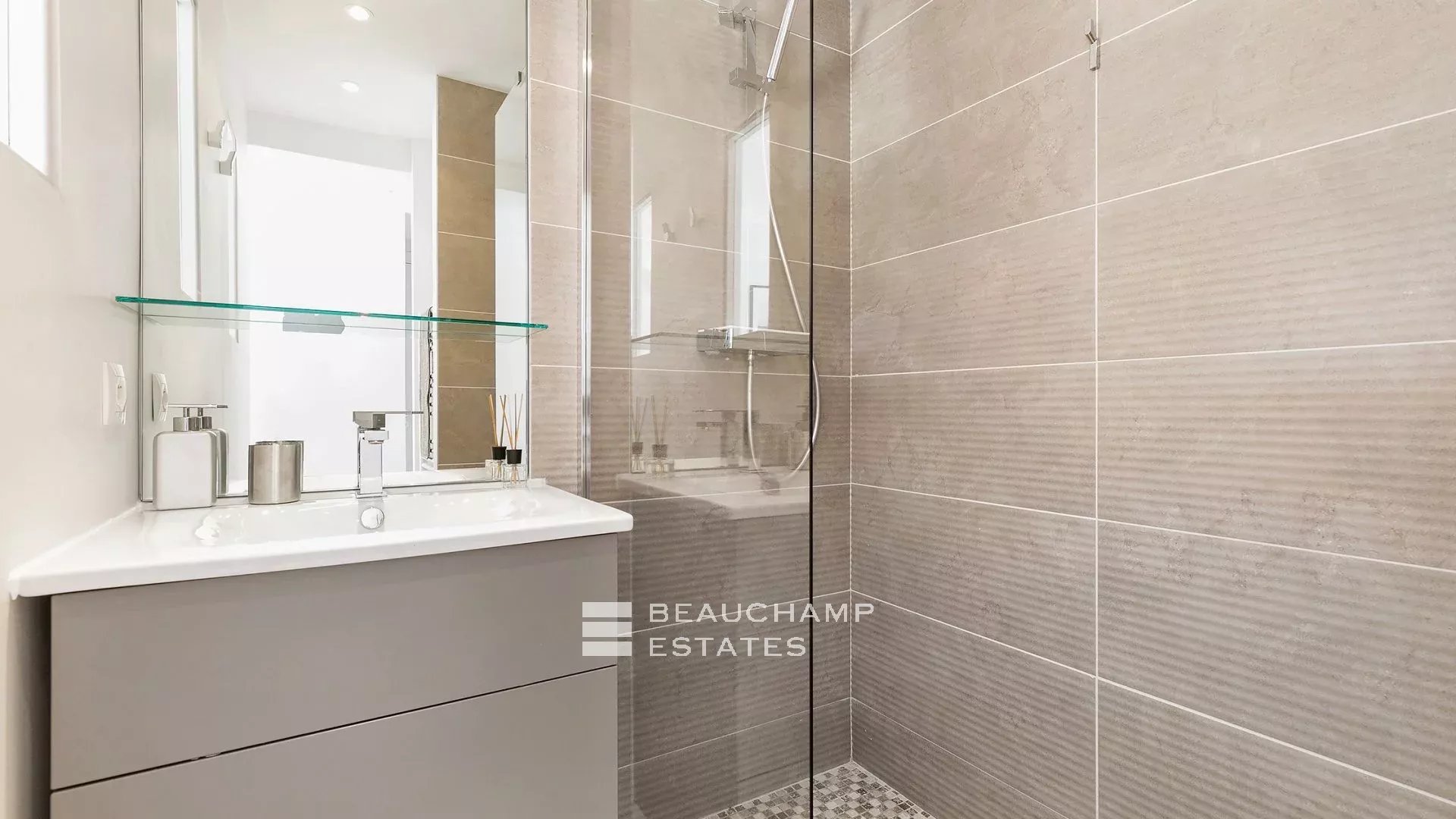 Croix des Gardes Villa Contemporaine 6 chambres Croix des Gardes Contemporary Villa with 6 bedrooms