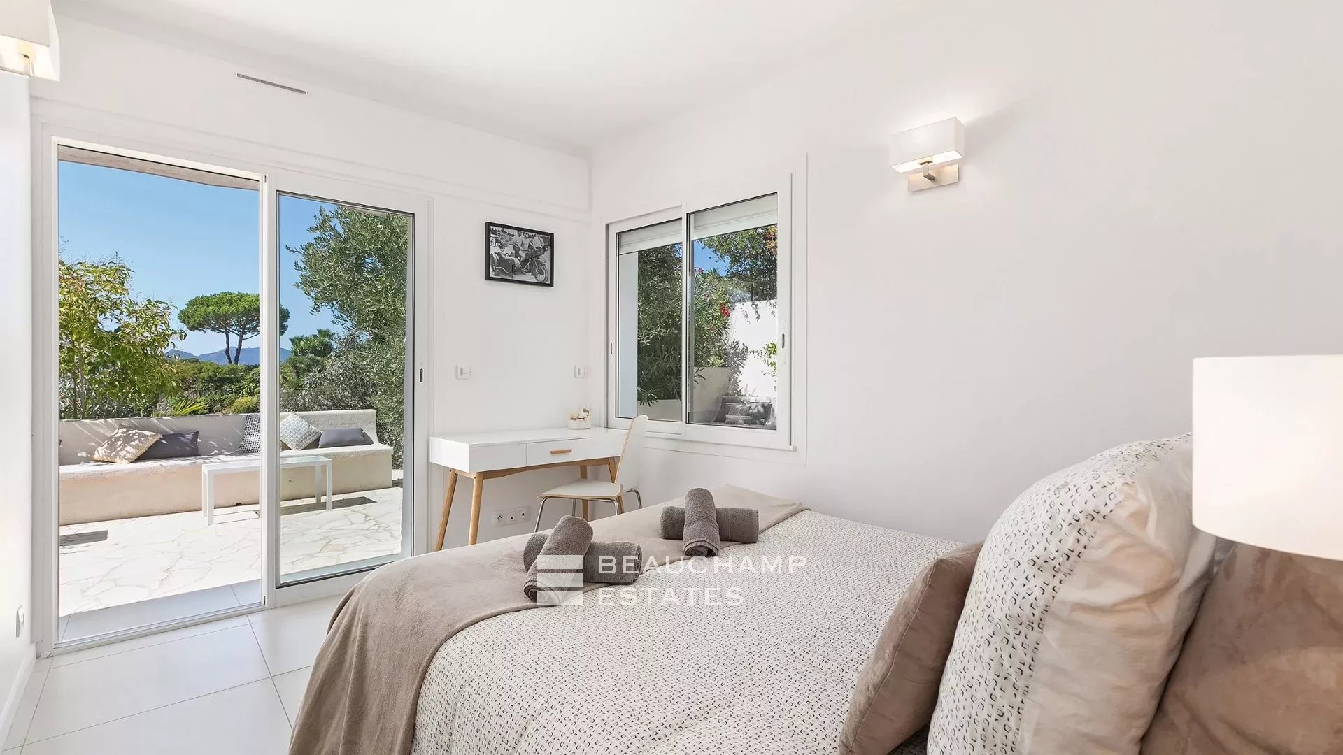 Croix des Gardes Villa Contemporaine 6 chambres Croix des Gardes Contemporary Villa with 6 bedrooms