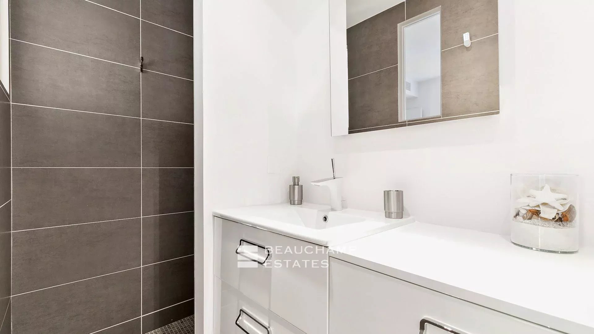 Croix des Gardes Villa Contemporaine 6 chambres Croix des Gardes Contemporary Villa with 6 bedrooms