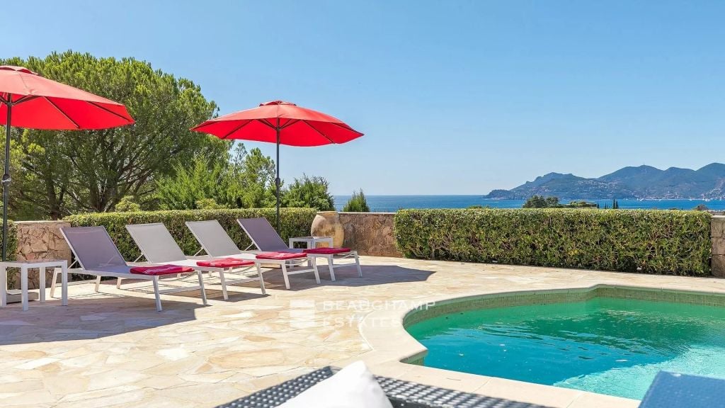 Croix des Gardes Contemporary Villa with 6 bedrooms