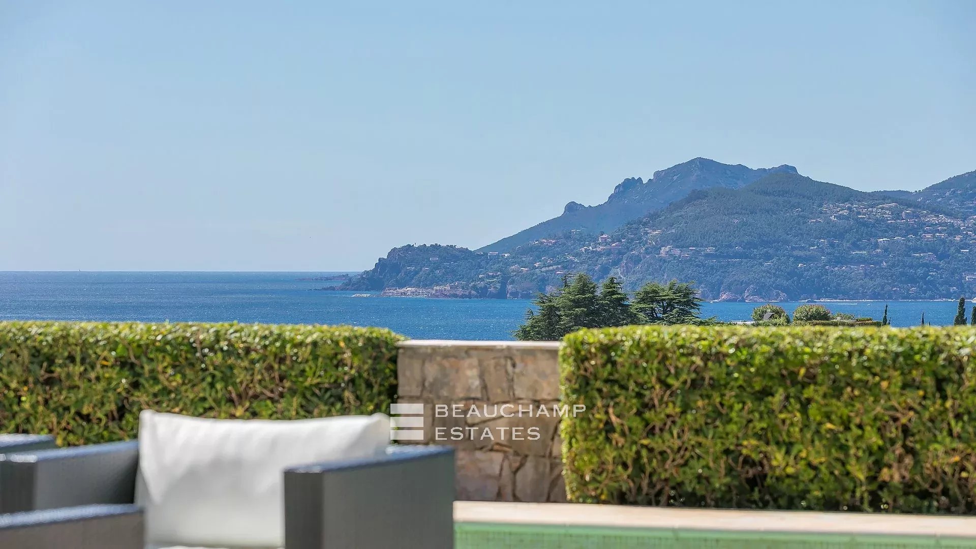 Croix des Gardes Villa Contemporaine 6 chambres Croix des Gardes Contemporary Villa with 6 bedrooms