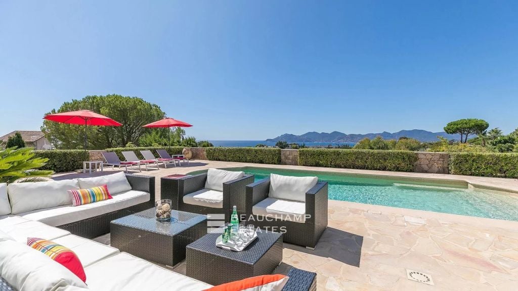 Croix des Gardes Contemporary Villa with 6 bedrooms