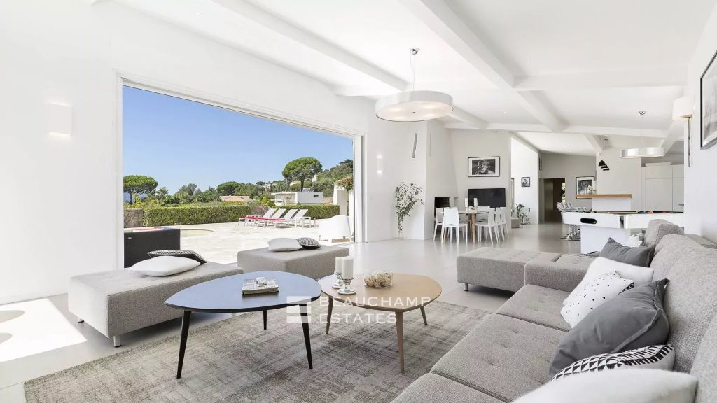 Croix des Gardes Contemporary Villa with 6 bedrooms