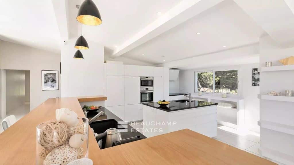 Croix des Gardes Contemporary Villa with 6 bedrooms