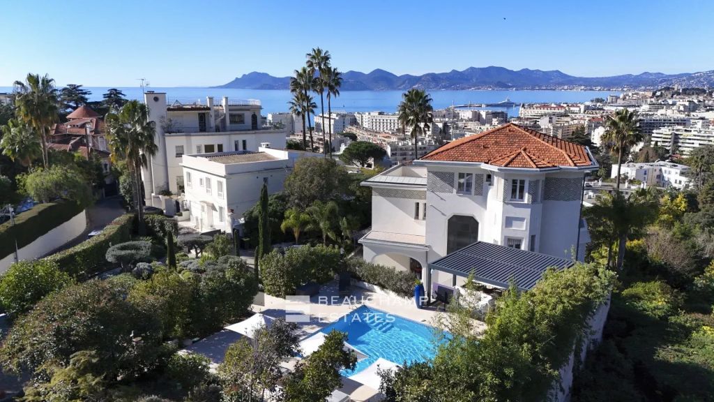 Elegant Art Deco villa with panoramic sea view