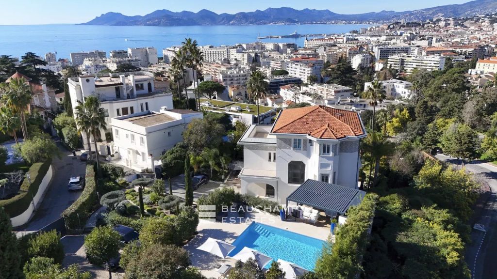 Elegant Art Deco villa with panoramic sea view