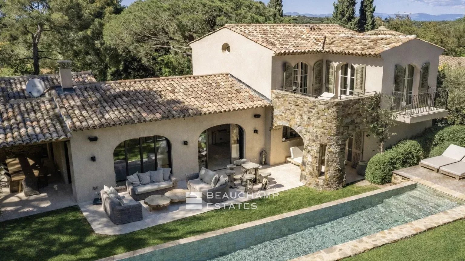 Élégante Villa Tropezienne au Cœur des Salins avec Piscine Chauffée Elegant villa Tropezienne in the heart of a private domain in Les Salins