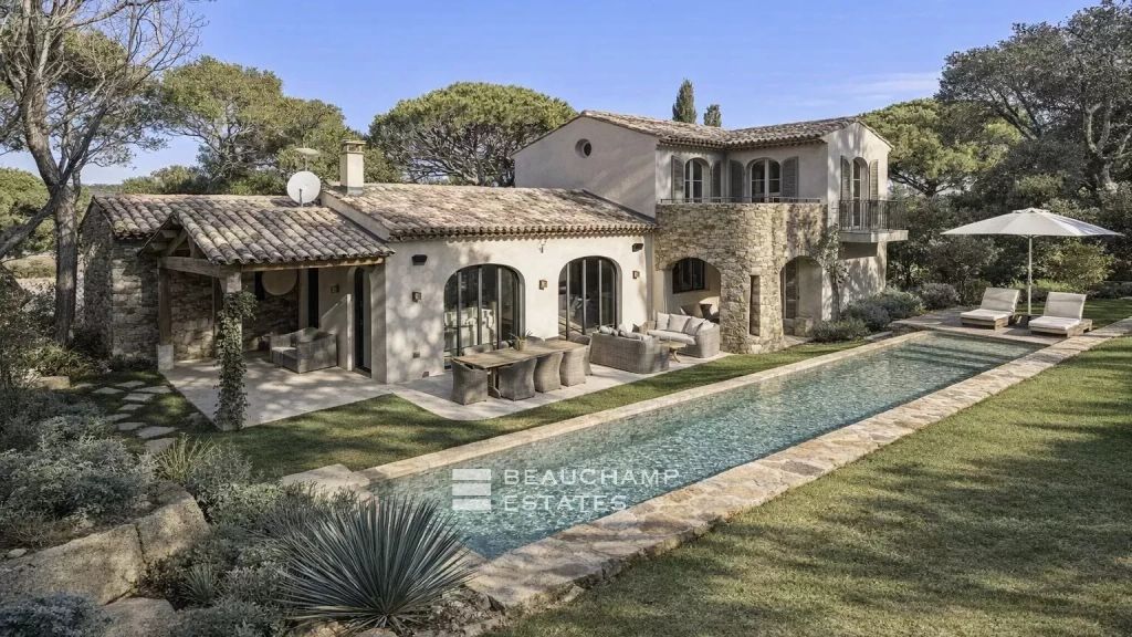 Elegant villa Tropezienne in the heart of a private domain in Les Salins