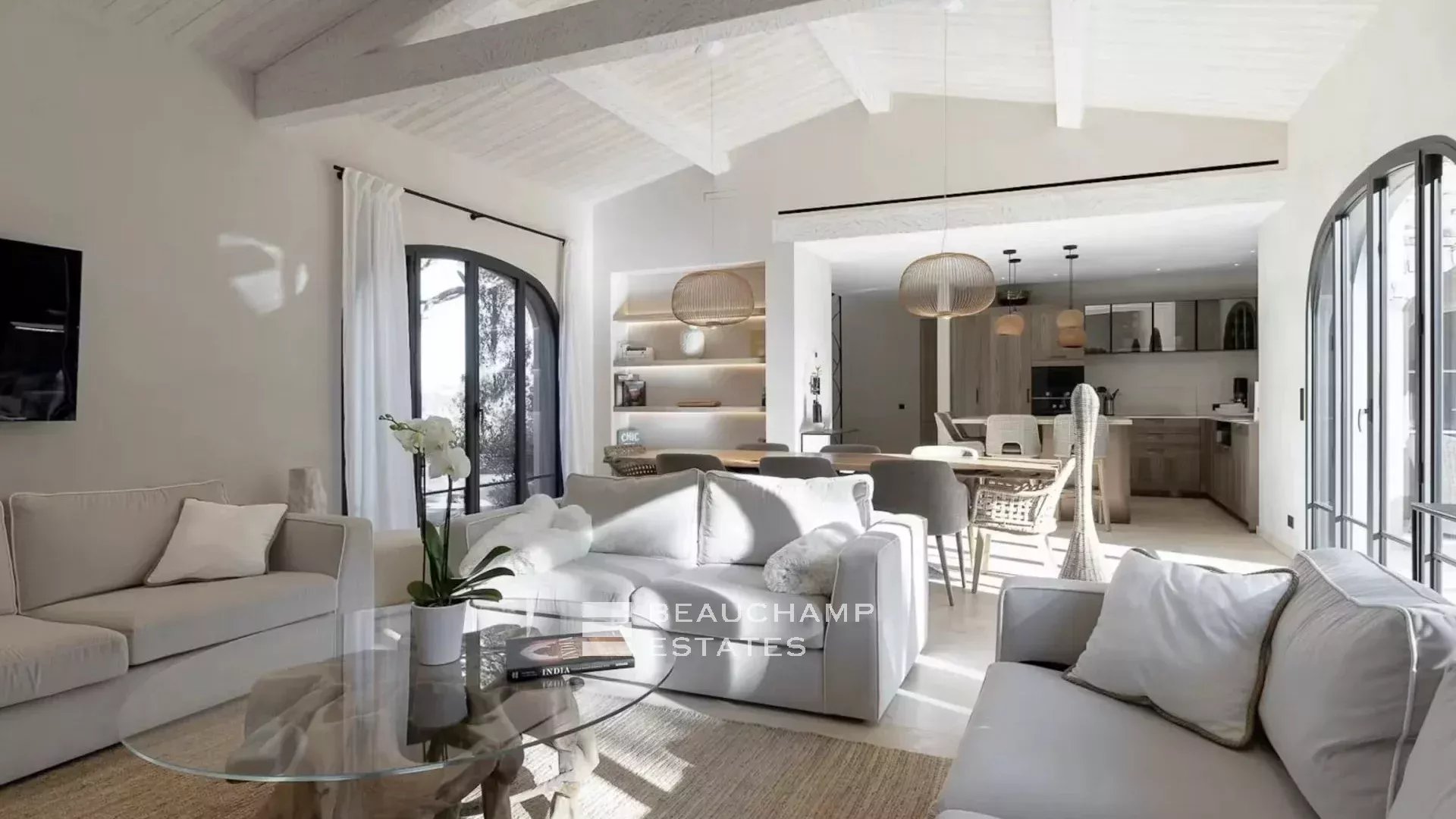 Élégante Villa Tropezienne au Cœur des Salins avec Piscine Chauffée Elegant villa Tropezienne in the heart of a private domain in Les Salins