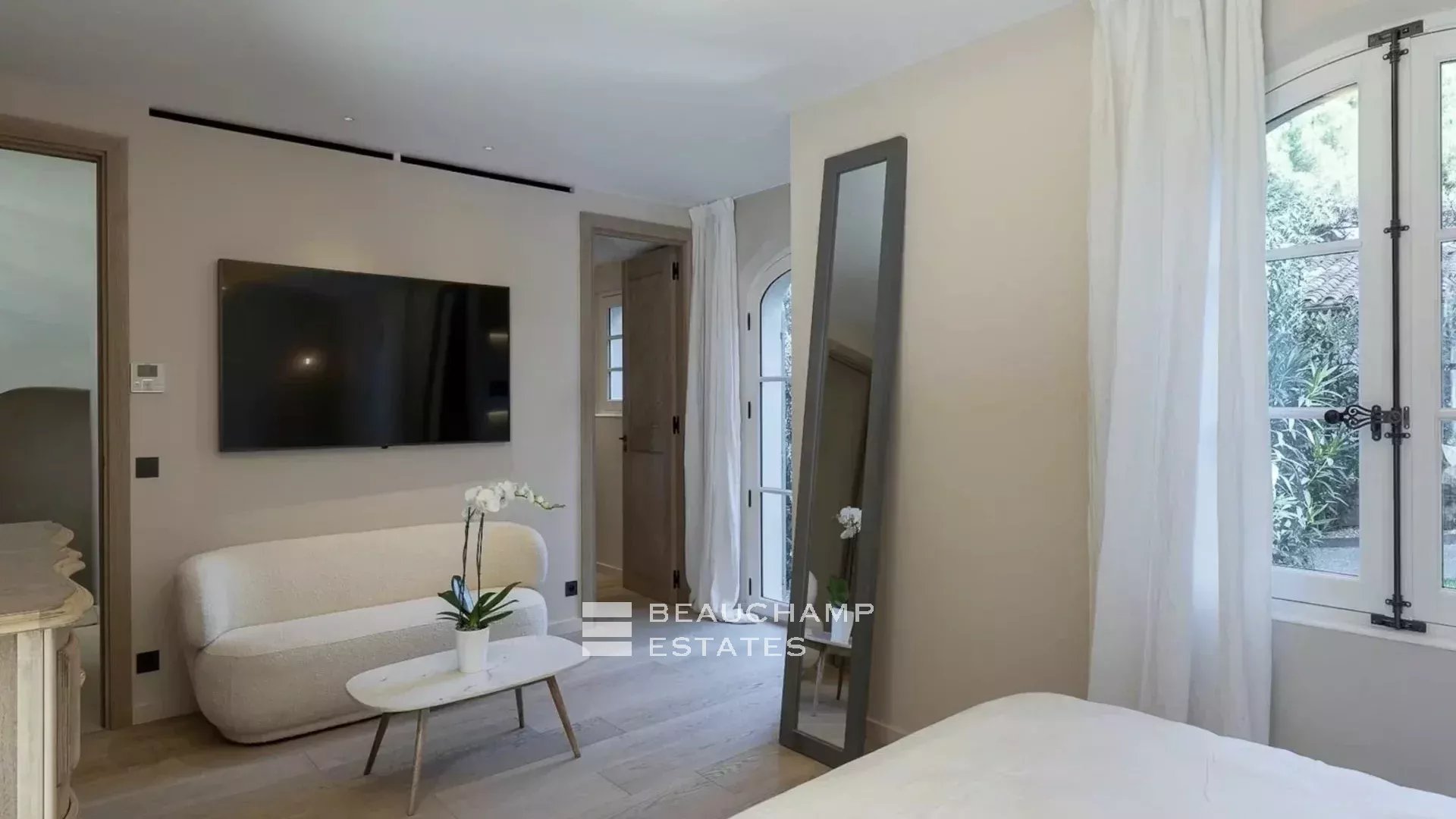 Élégante Villa Tropezienne au Cœur des Salins avec Piscine Chauffée Elegant villa Tropezienne in the heart of a private domain in Les Salins