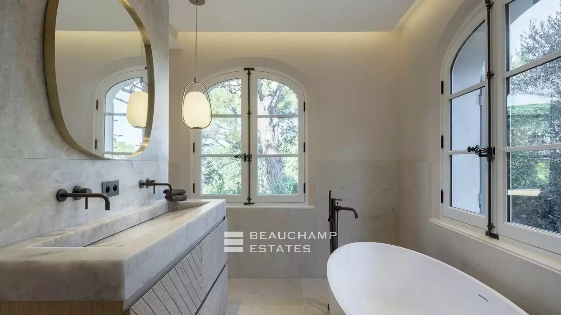 Élégante Villa Tropezienne au Cœur des Salins avec Piscine Chauffée Elegant villa Tropezienne in the heart of a private domain in Les Salins