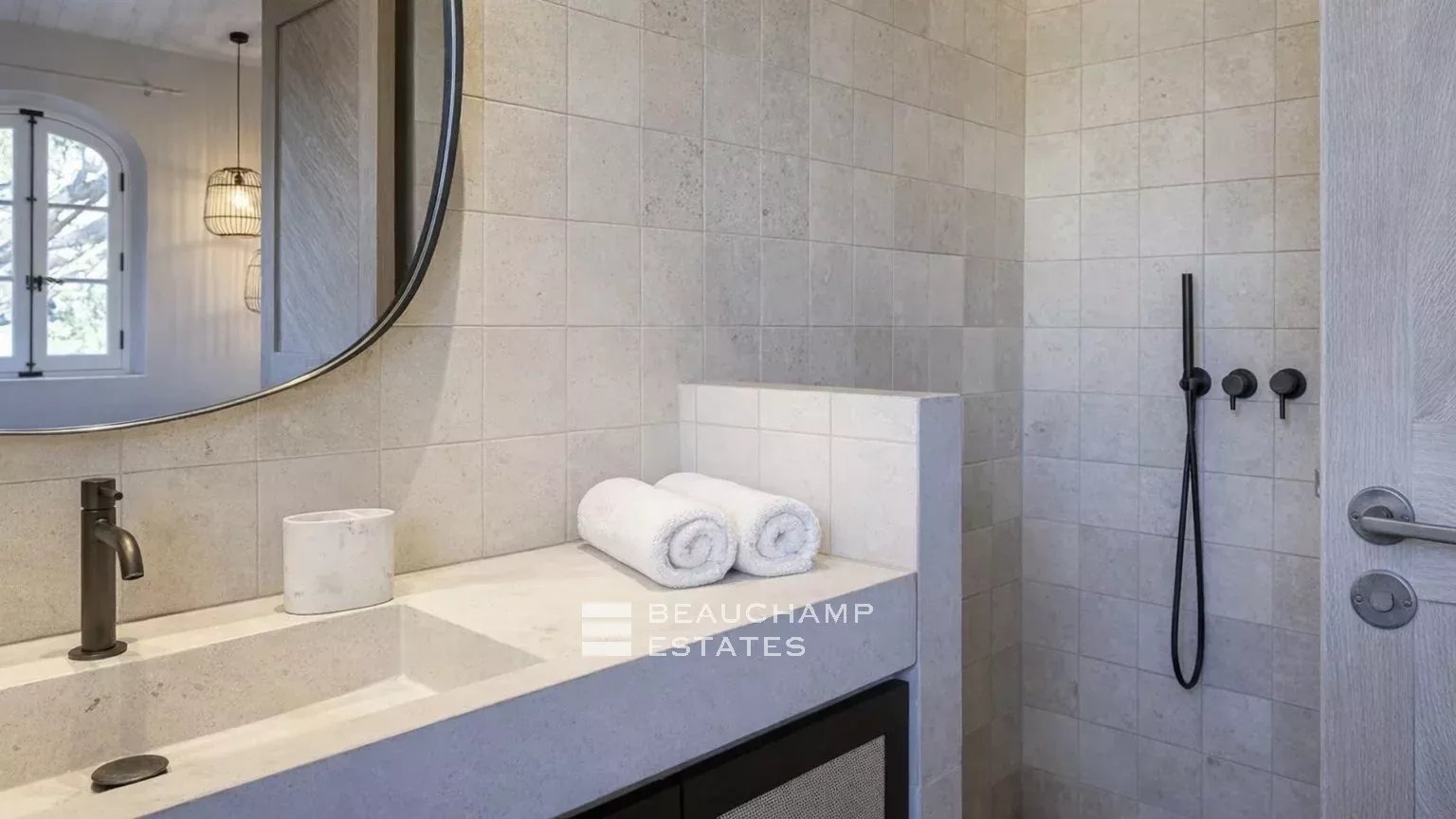 Élégante Villa Tropezienne au Cœur des Salins avec Piscine Chauffée Elegant villa Tropezienne in the heart of a private domain in Les Salins