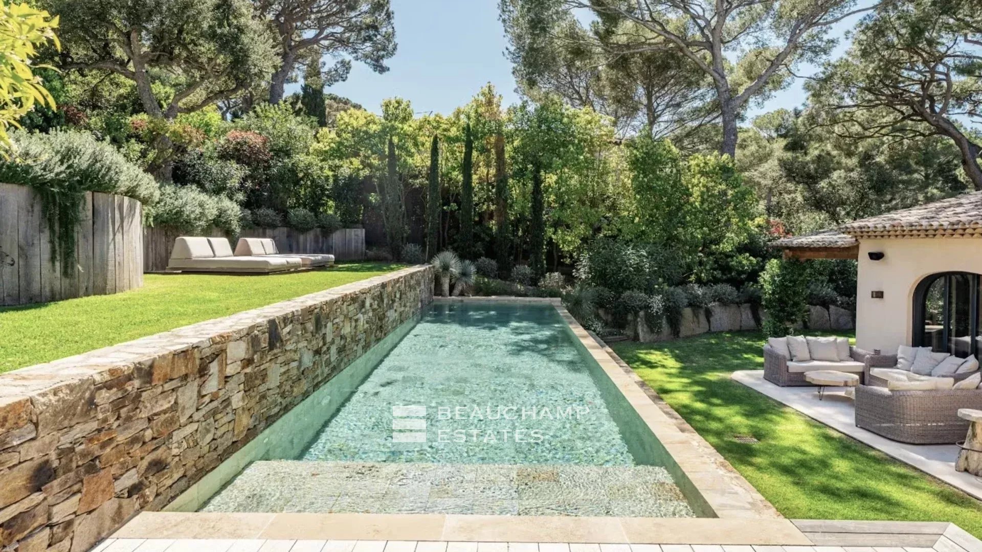 Élégante Villa Tropezienne au Cœur des Salins avec Piscine Chauffée Elegant villa Tropezienne in the heart of a private domain in Les Salins