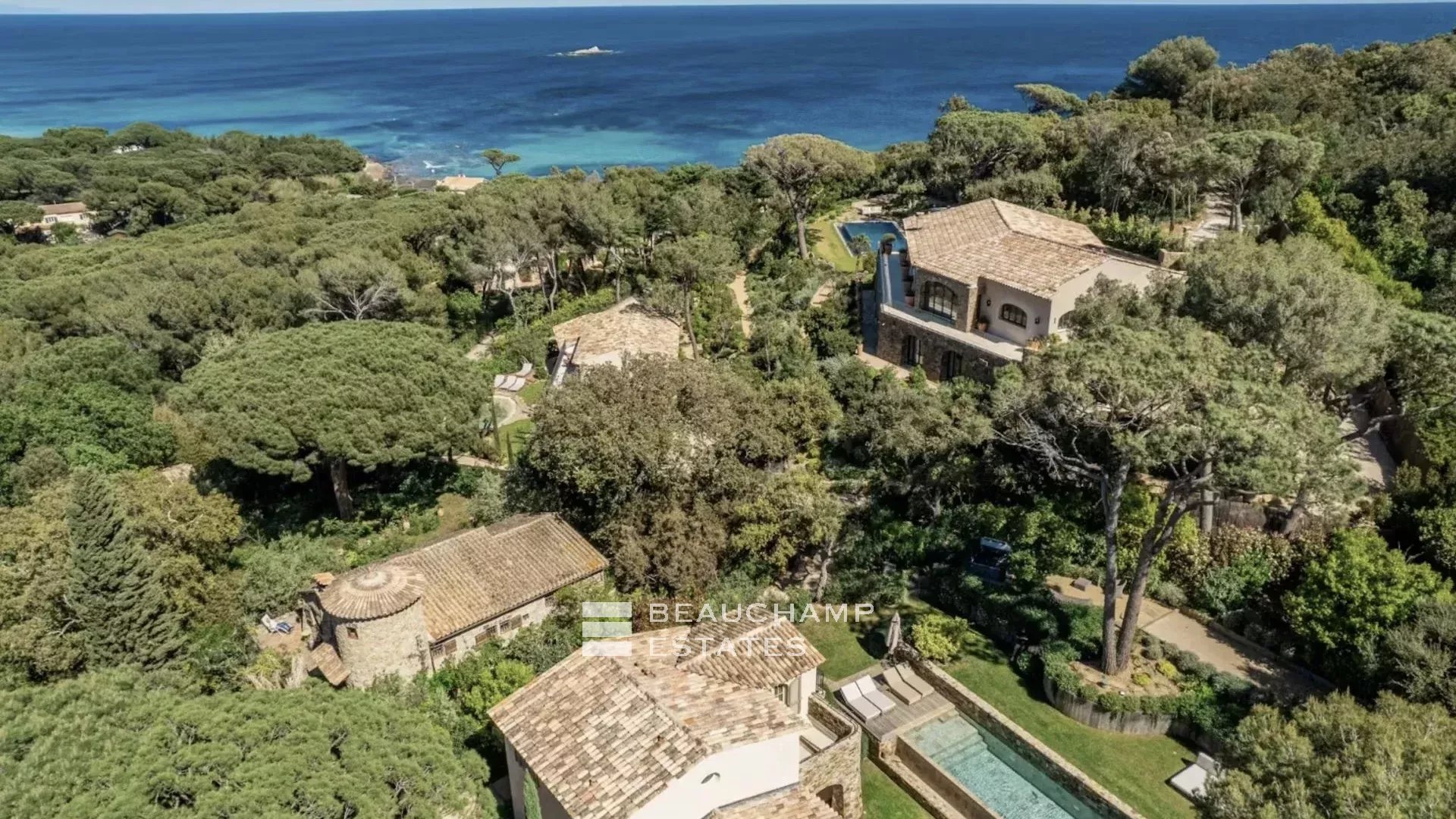 Élégante Villa Tropezienne au Cœur des Salins avec Piscine Chauffée Elegant villa Tropezienne in the heart of a private domain in Les Salins