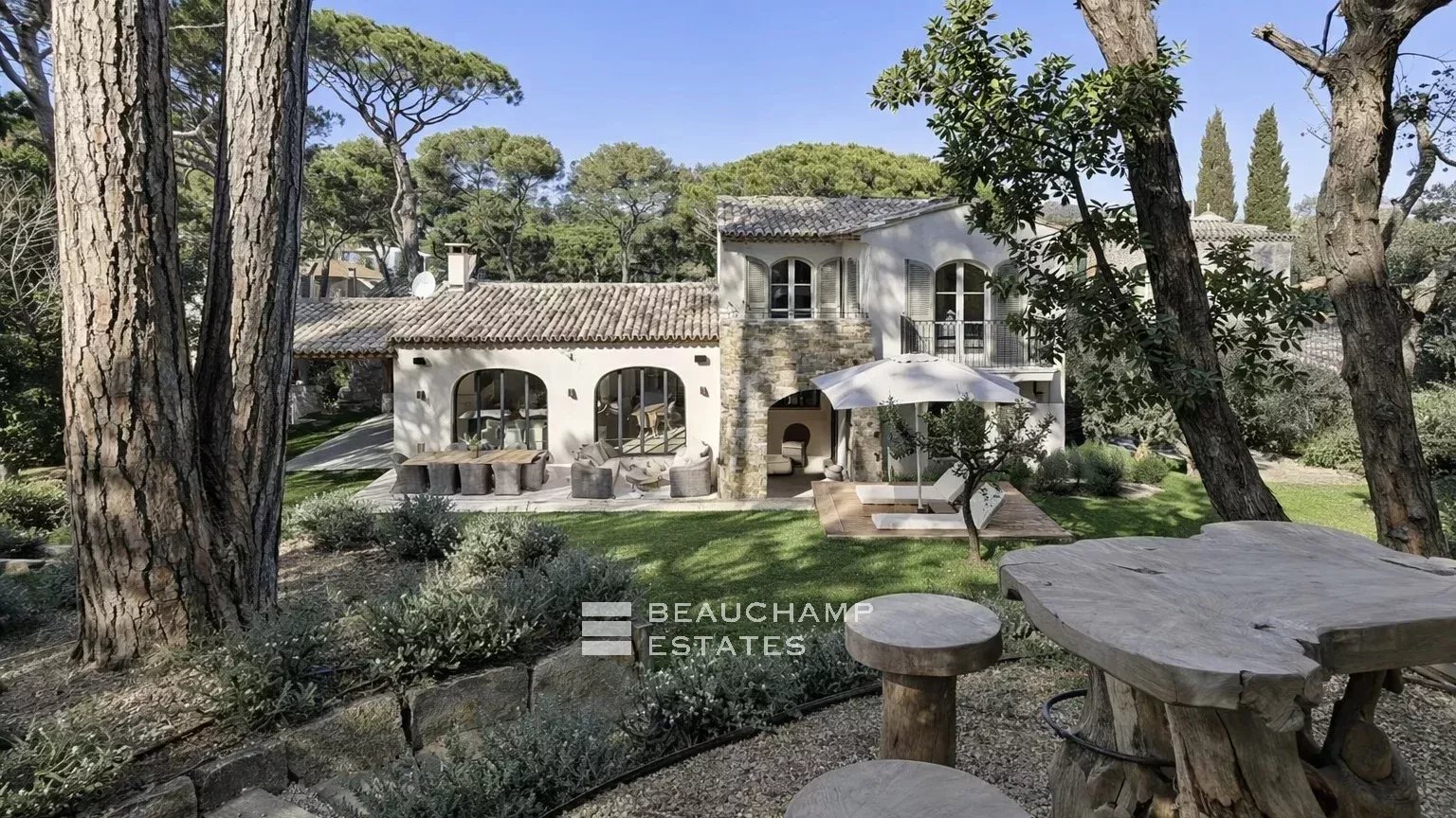 Élégante Villa Tropezienne au Cœur des Salins avec Piscine Chauffée Elegant villa Tropezienne in the heart of a private domain in Les Salins