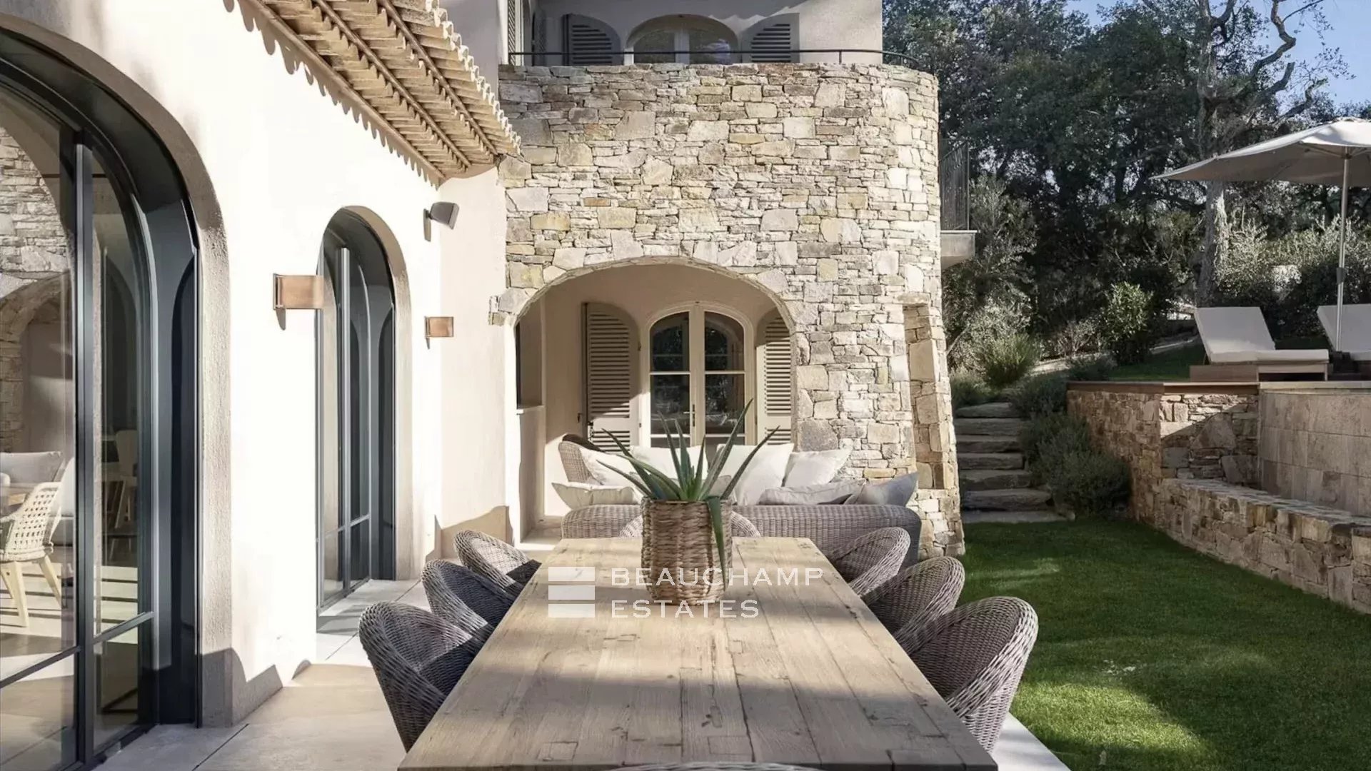 Élégante Villa Tropezienne au Cœur des Salins avec Piscine Chauffée Elegant villa Tropezienne in the heart of a private domain in Les Salins