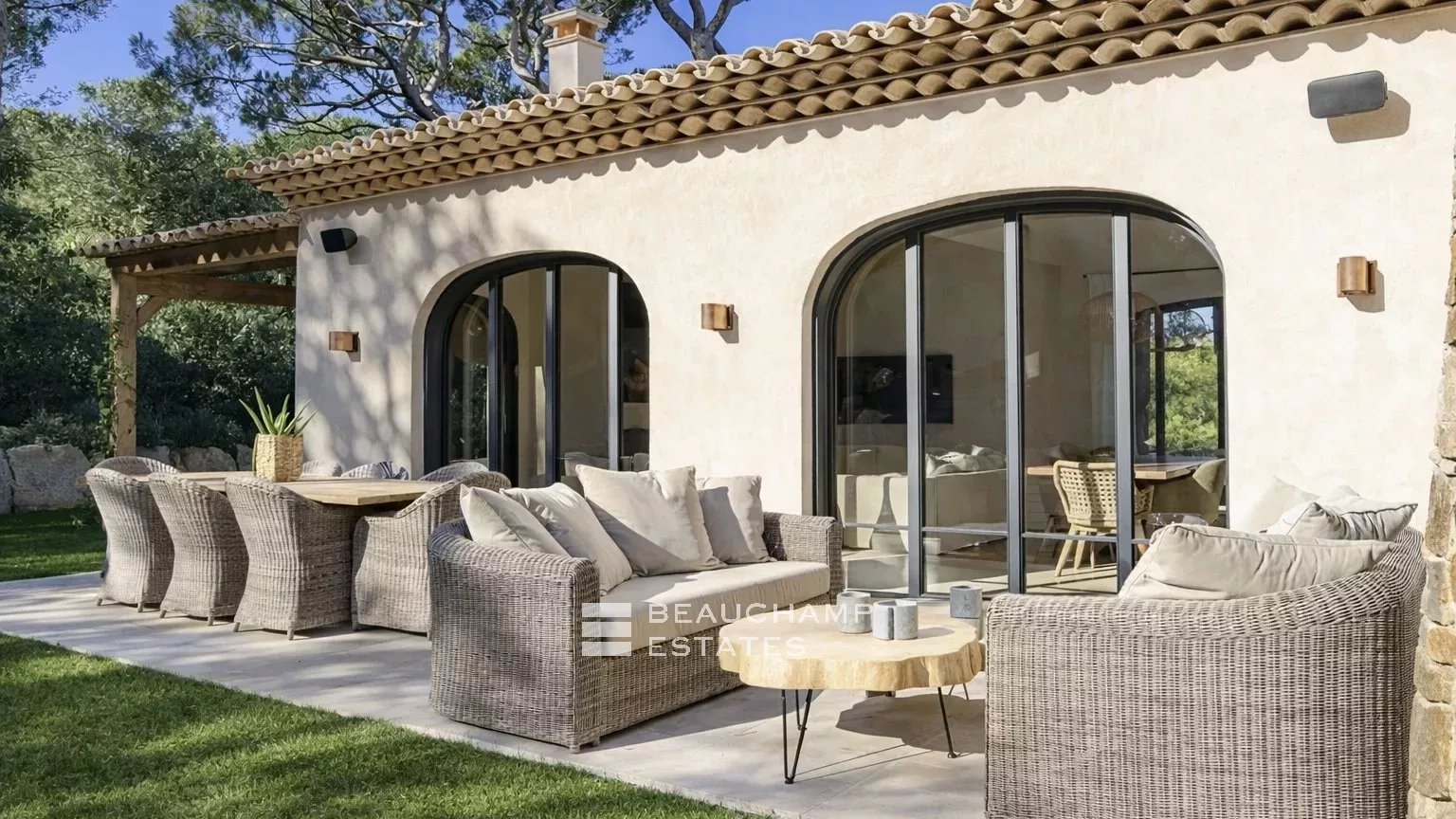 Élégante Villa Tropezienne au Cœur des Salins avec Piscine Chauffée Elegant villa Tropezienne in the heart of a private domain in Les Salins