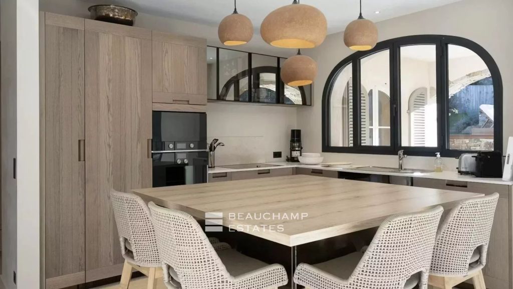 Elegant villa Tropezienne in the heart of a private domain in Les Salins