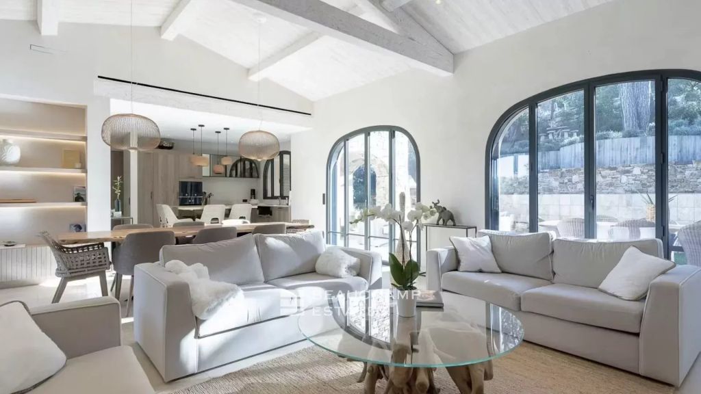 Elegant villa Tropezienne in the heart of a private domain in Les Salins