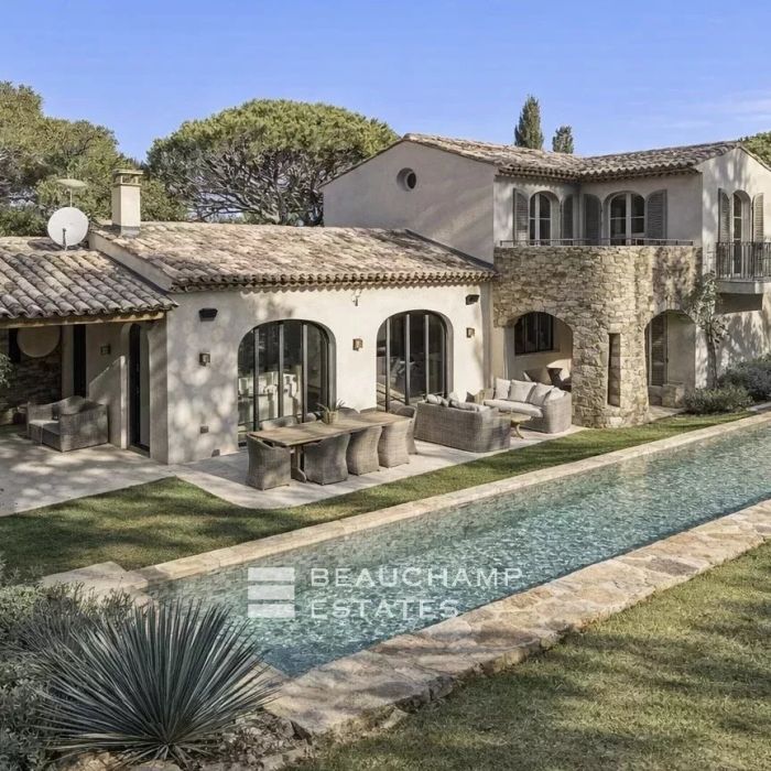 Élégante Villa Tropezienne au Cœur des Salins avec Piscine Chauffée