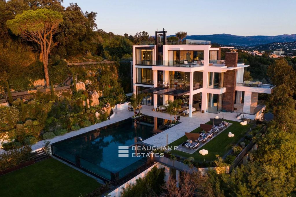 Exceptional 11-bedroom property offering high-end amenities in Cannes