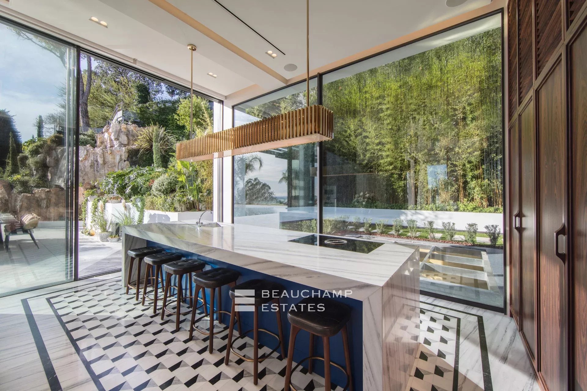 Exceptional 11-bedroom property offering high-end amenities in Cannes Exceptional 11-bedroom property offering high-end amenities in Cannes