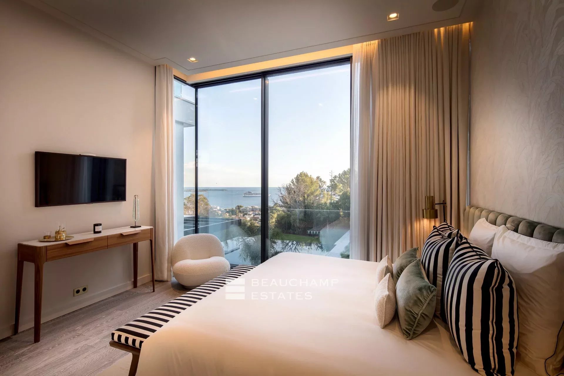 Exceptional 11-bedroom property offering high-end amenities in Cannes Exceptional 11-bedroom property offering high-end amenities in Cannes