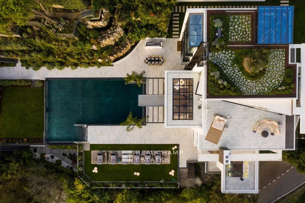 Exceptional 11-bedroom property offering high-end amenities in Cannes