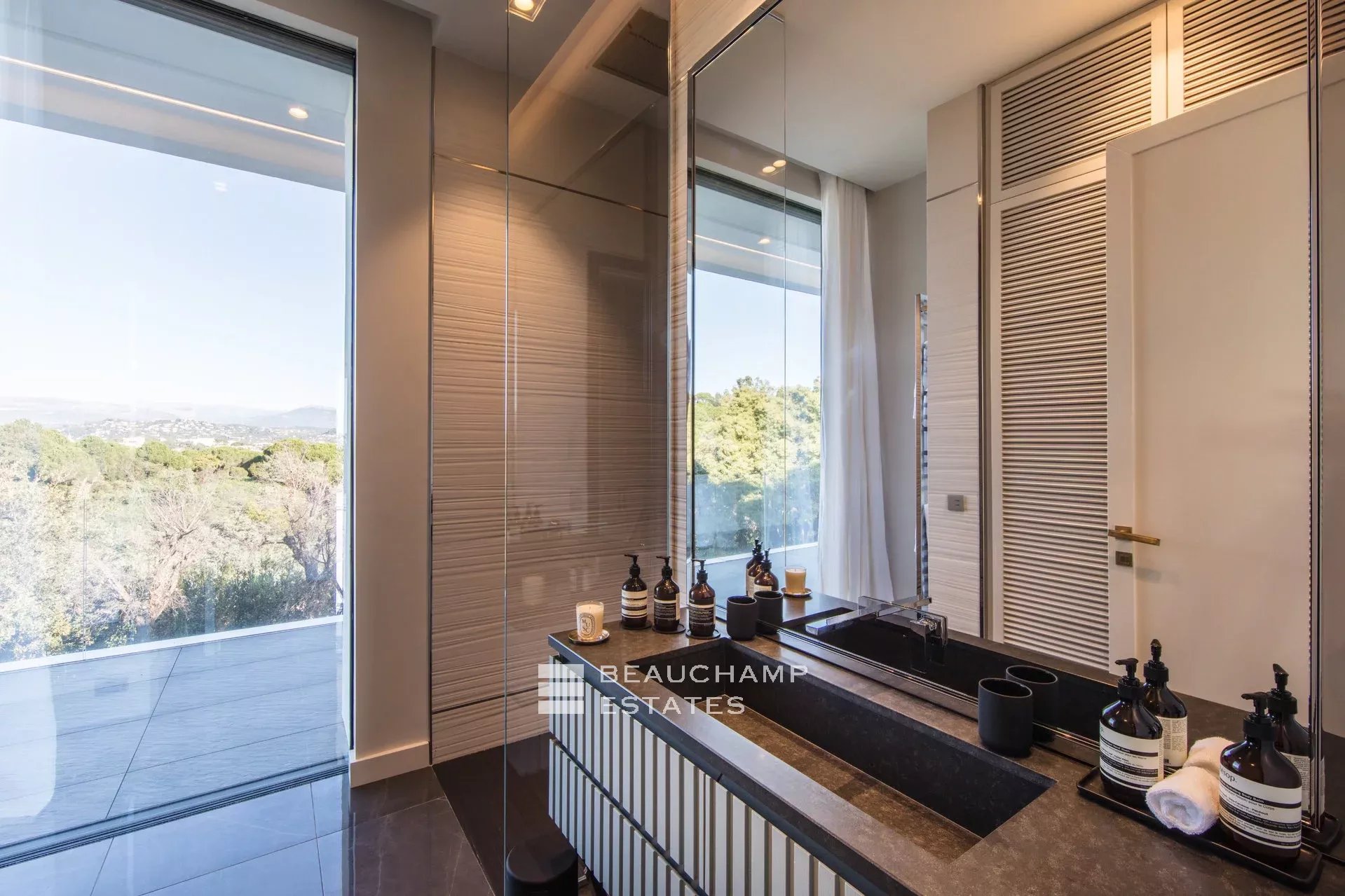 Exceptional 11-bedroom property offering high-end amenities in Cannes Exceptional 11-bedroom property offering high-end amenities in Cannes