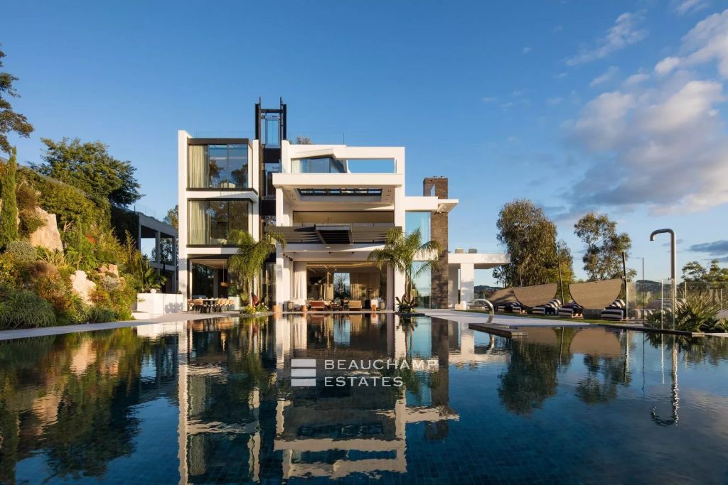 Exceptional 11-bedroom property offering high-end amenities in Cannes