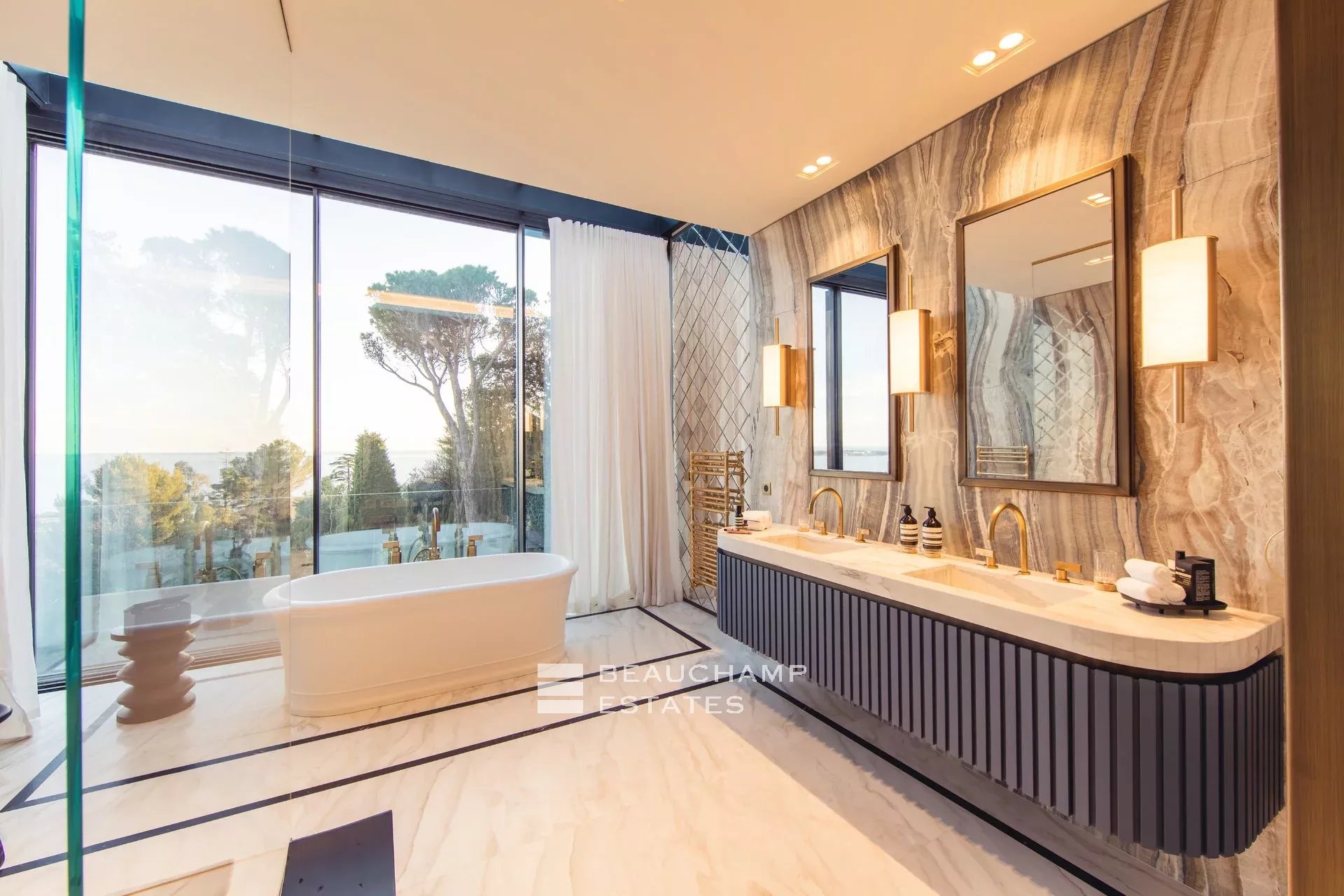 Exceptional 11-bedroom property offering high-end amenities in Cannes Exceptional 11-bedroom property offering high-end amenities in Cannes